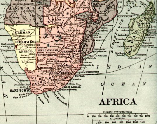 Térkép Afrikáról a XX. század elején. Afrika közel fele van felosztva a két nagy gyarmattartó hatalom (Nagy-Britannia és Franciaország) között, ám Németország, Portugália, Belgium és Olaszország is rendelkezik nagyobb méretű gyarmatokkal.